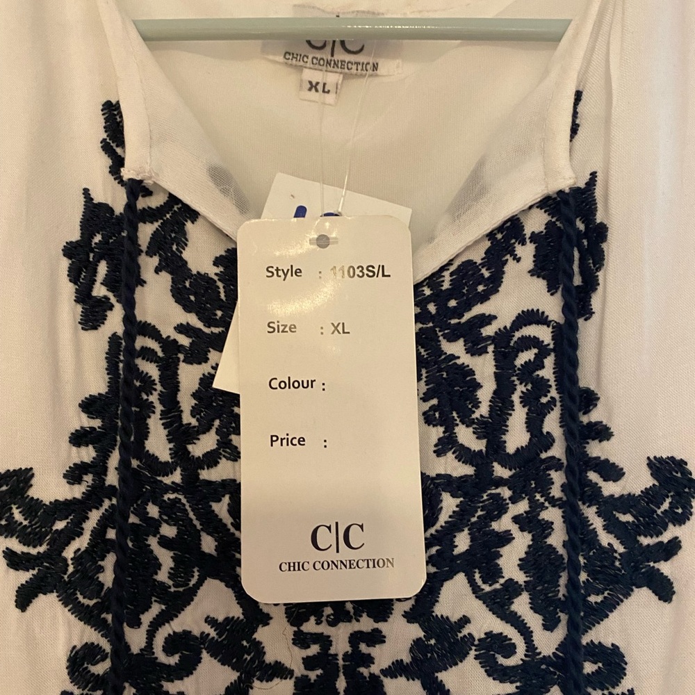 Embroidered dress. - Picture 4 of 5